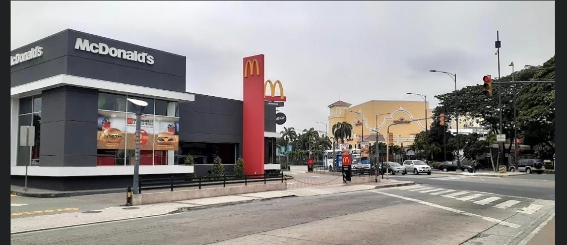 Mega Suite Junto Al San Marino Shopping 과야킬 외부 사진